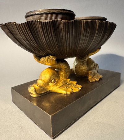 Encrier Empire Navette "Coquille aux dauphins" en bronze