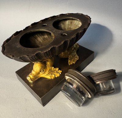 Encrier Empire Navette "Coquille aux dauphins" en bronze