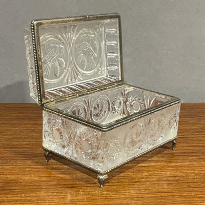 Boîte à bijoux ancienne en verre taillé