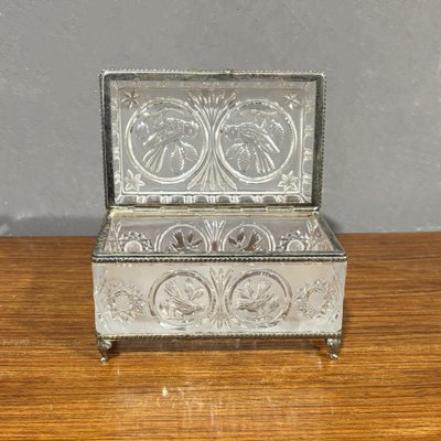 Boîte à bijoux ancienne en verre taillé