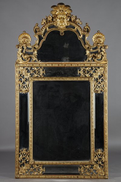 LARGE MIRROR WITH GLAZING BEADS DECORATED WITH SHELLS, FOLIAGE AND MASKS