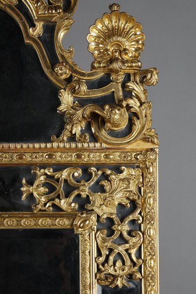 LARGE MIRROR WITH GLAZING BEADS DECORATED WITH SHELLS, FOLIAGE AND MASKS