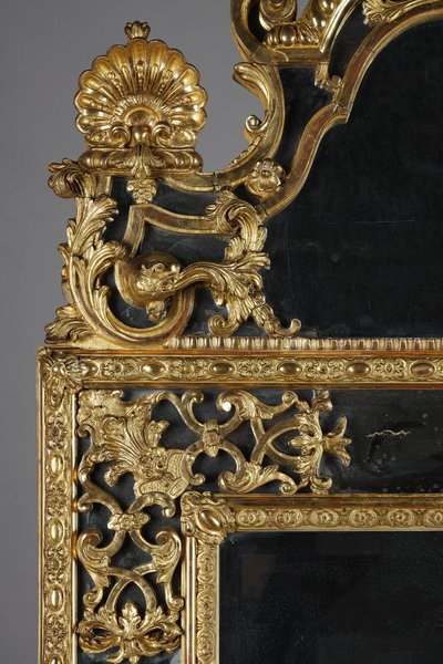 LARGE MIRROR WITH GLAZING BEADS DECORATED WITH SHELLS, FOLIAGE AND MASKS