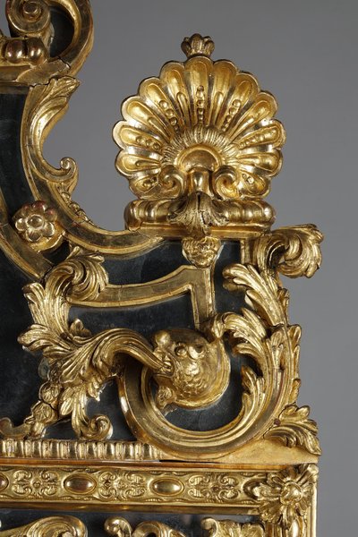 LARGE MIRROR WITH GLAZING BEADS DECORATED WITH SHELLS, FOLIAGE AND MASKS