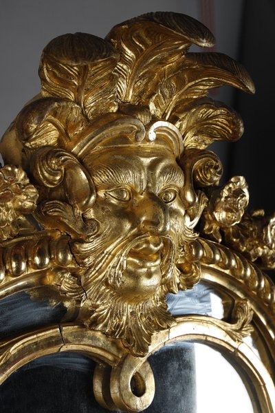 LARGE MIRROR WITH GLAZING BEADS DECORATED WITH SHELLS, FOLIAGE AND MASKS