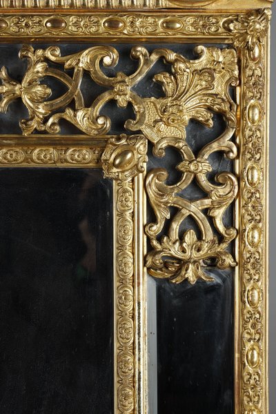LARGE MIRROR WITH GLAZING BEADS DECORATED WITH SHELLS, FOLIAGE AND MASKS