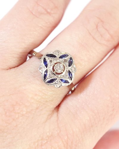 Art Deco Ring mit vierblättrigem Saphir in 18 Karat Gold und Platin, Zielring, synthetischer Saphir