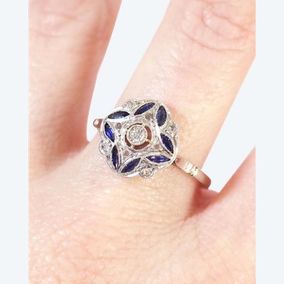 Art Deco Ring mit vierblättrigem Saphir in 18 Karat Gold und Platin, Zielring, synthetischer Saphir