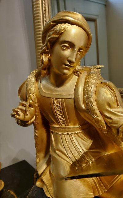 Clock with the "Painter Raphael" in gilded and patinated bronzes Restoration period 19th century