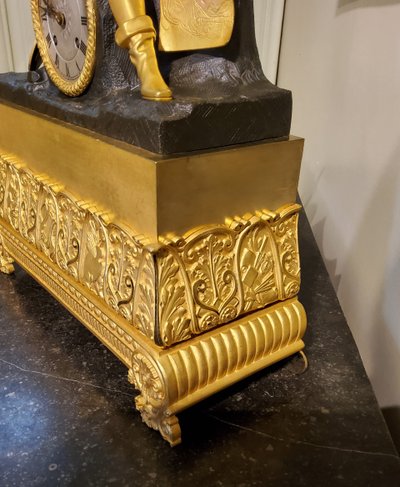 Clock with the "Painter Raphael" in gilded and patinated bronzes Restoration period 19th century