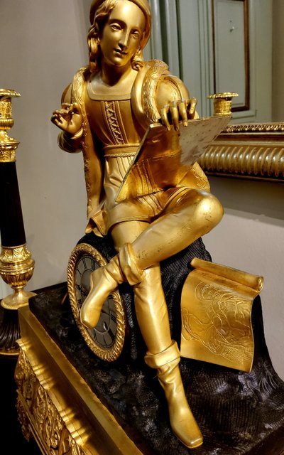 Clock with the "Painter Raphael" in gilded and patinated bronzes Restoration period 19th century