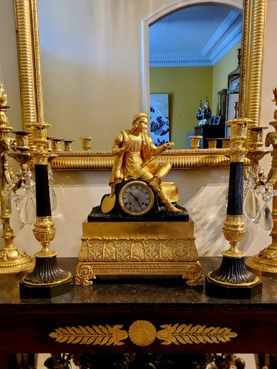 Clock with the "Painter Raphael" in gilded and patinated bronzes Restoration period 19th century