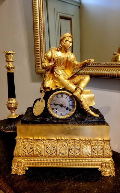 Clock with the "Painter Raphael" in gilded and patinated bronzes Restoration period 19th century