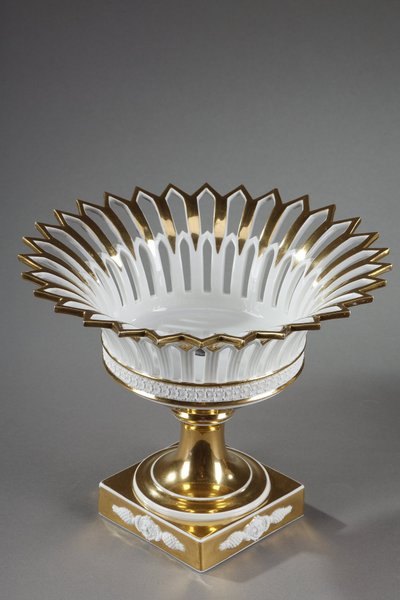 PAIR OF PARIS PORCELAIN STANDING BASKETS, EMPIRE PERIOD
