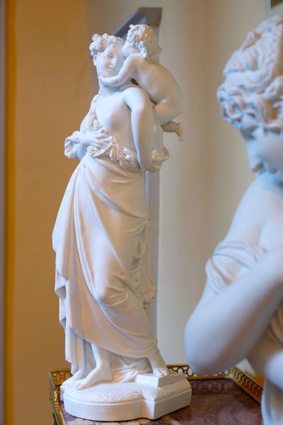Paire de figures allégoriques en biscuit de porcelaine, d’après Carrier-Belleuse