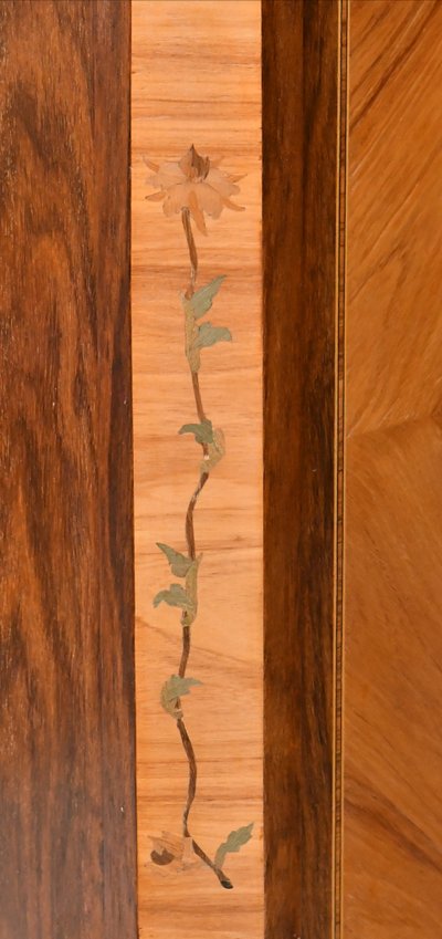 Credenza intarsiata in stile Luigi XV 