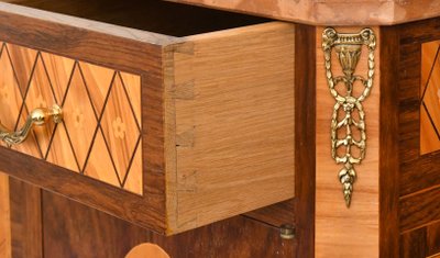Credenza intarsiata in stile Luigi XV 