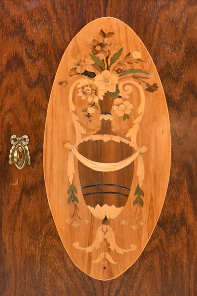 Credenza intarsiata in stile Luigi XV 