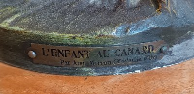 Auguste MOREAU Scultura Spelter "Il bambino con l'anatra" Medaglia d'oro
