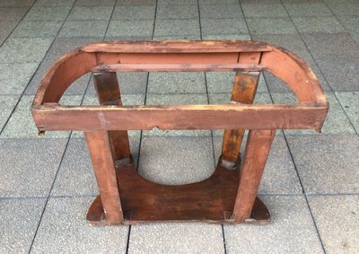 Une console basse en acajou du milieu du XIXe siècle