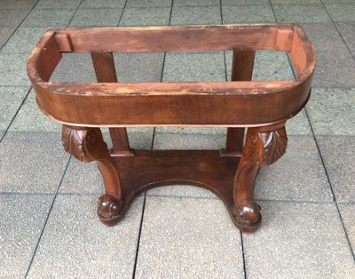 Une console basse en acajou du milieu du XIXe siècle