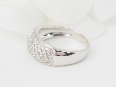 Anello bangle in oro bianco e diamanti