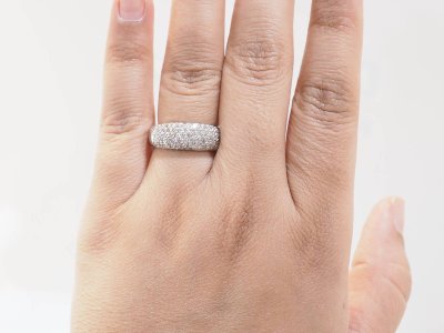 Anello bangle in oro bianco e diamanti