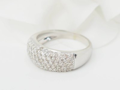 Anello bangle in oro bianco e diamanti