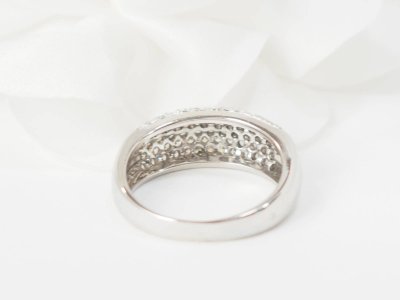 Anello bangle in oro bianco e diamanti