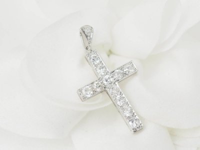 Pendentif croix en platine et diamants