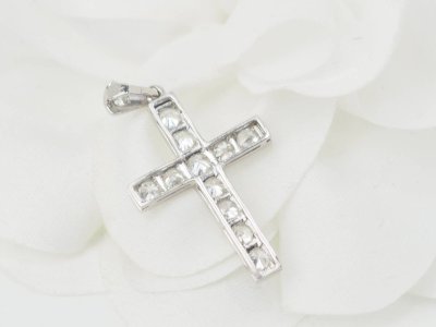 Pendentif croix en platine et diamants