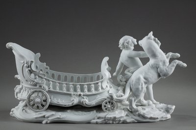Corbeille à décor de putto et félin, manufacture Richard Eckert & Co