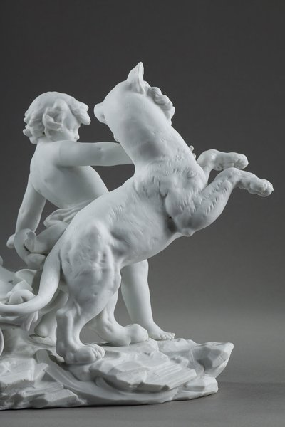 Corbeille à décor de putto et félin, manufacture Richard Eckert & Co