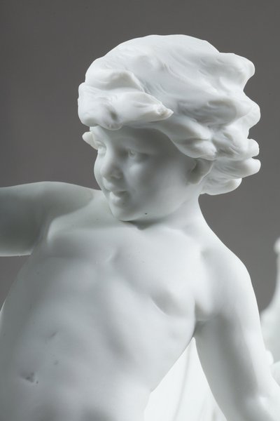 Corbeille à décor de putto et félin, manufacture Richard Eckert & Co