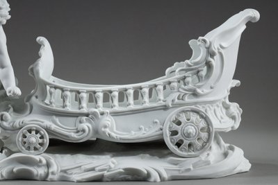 Corbeille à décor de putto et félin, manufacture Richard Eckert & Co