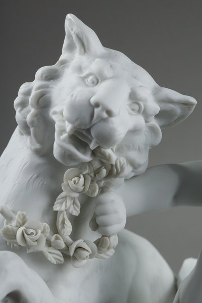 Corbeille à décor de putto et félin, manufacture Richard Eckert & Co