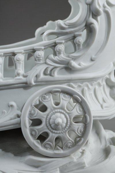 Corbeille à décor de putto et félin, manufacture Richard Eckert & Co