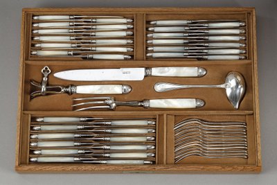IMPORTANT SILVER AND Mother-of-pearl FLATWARE , IN ORIGINAL CASE. TÉTARD FRÈRES.