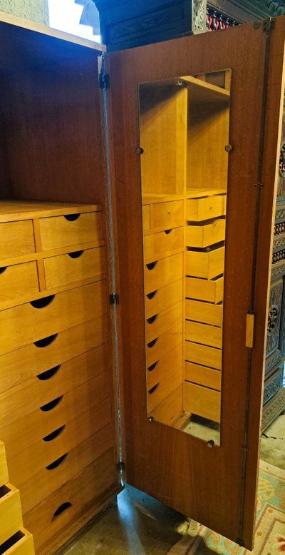 Meuble de métier avec 22 tiroirs et deux miroirs intérieur
