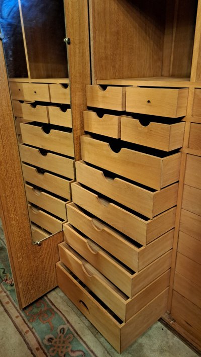 Meuble de métier avec 22 tiroirs et deux miroirs intérieur