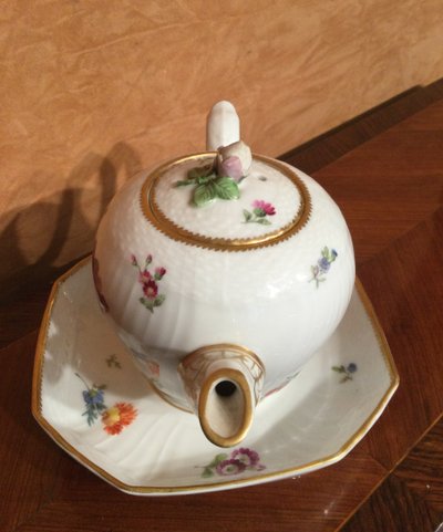 Small teapot and its display stand in Copenhagen porcelain.
