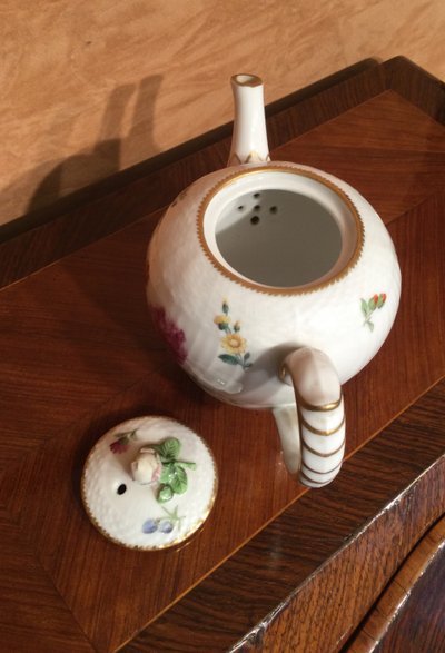 Small teapot and its display stand in Copenhagen porcelain.