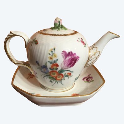 Small teapot and its display stand in Copenhagen porcelain.