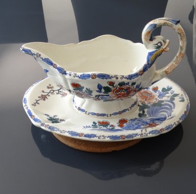 Gien factory. Earthenware sauce boat, Rooster and Peony model. Stamp from the 1930s-1960s.