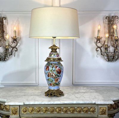 GRANDE LAMPE ANCIENNE EN PORCELAINE DE PARIS A 3 DECORS FLORAUX ORNÉE DE BRONZE