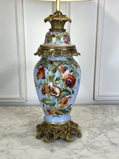 GRANDE LAMPE ANCIENNE EN PORCELAINE DE PARIS A 3 DECORS FLORAUX ORNÉE DE BRONZE