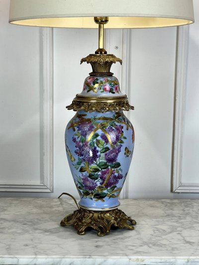 GRANDE LAMPE ANCIENNE EN PORCELAINE DE PARIS A 3 DECORS FLORAUX ORNÉE DE BRONZE