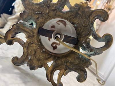 GRANDE LAMPE ANCIENNE EN PORCELAINE DE PARIS A 3 DECORS FLORAUX ORNÉE DE BRONZE