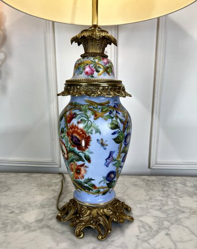 GRANDE LAMPE ANCIENNE EN PORCELAINE DE PARIS A 3 DECORS FLORAUX ORNÉE DE BRONZE