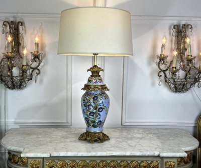 GRANDE LAMPE ANCIENNE EN PORCELAINE DE PARIS A 3 DECORS FLORAUX ORNÉE DE BRONZE